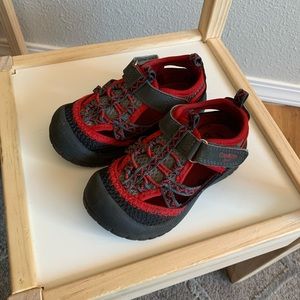 Oshkosh toddler bump toe sandals
